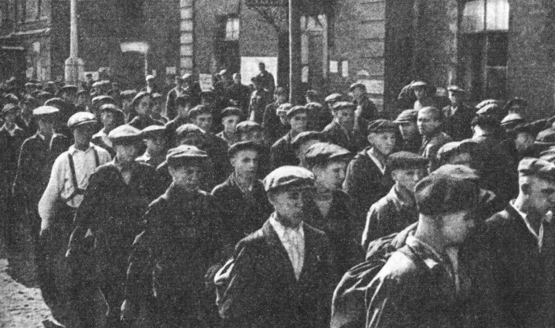 Колонна призывников идет по улицам Тамбова. 1941 г. 