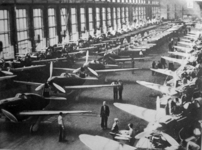 Производство истребителей Як-7 на заводе №153 в Новосибирске. Март 1942 г. 
