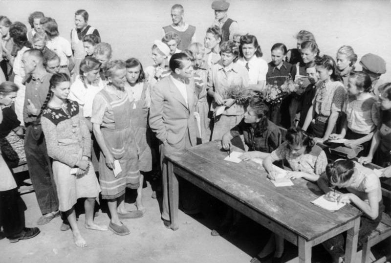 Репатриируемые из СССР немецкие женщины и девушки в карантинном лагере в Германии. Август 1947 г.