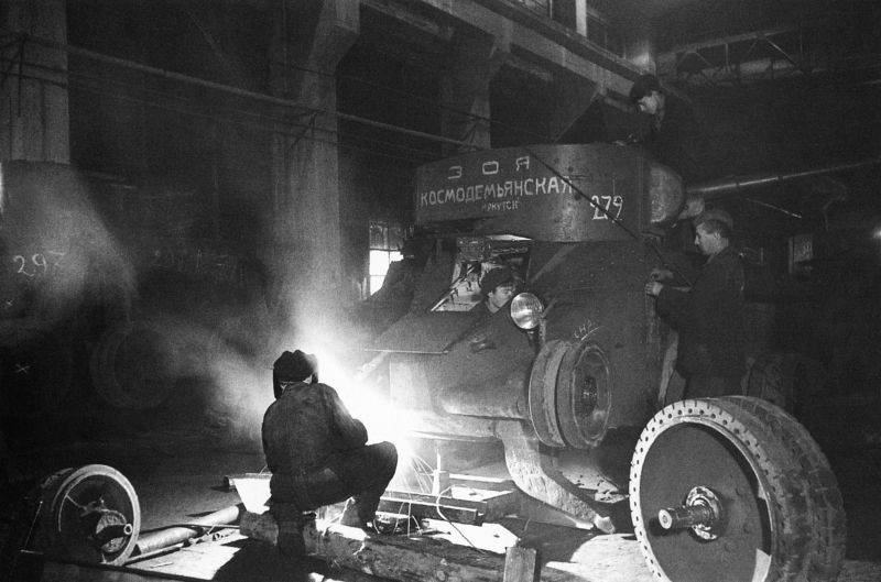 Сборка танка БТ-5 на иркутском заводе тяжелого машиностроения им. Куйбышева. Апрель 1942 г.