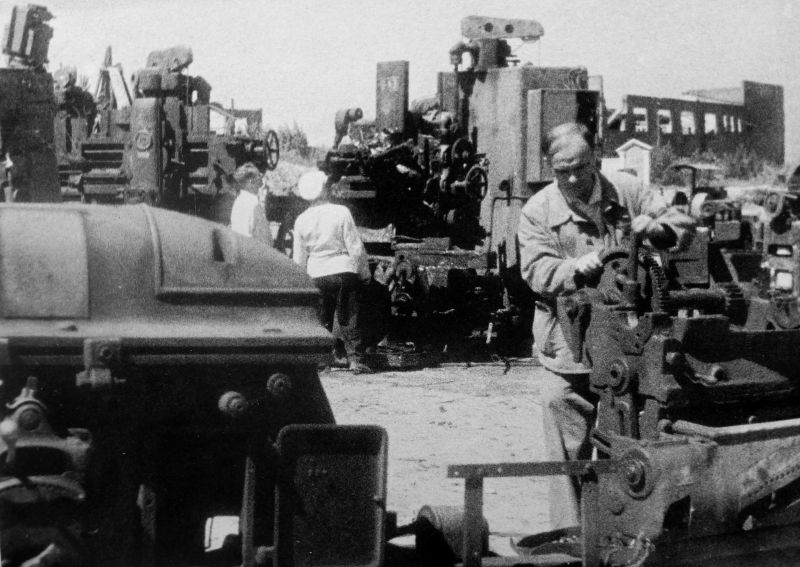 Выгруженное оборудование эвакуированного советского завода. 1941 г.