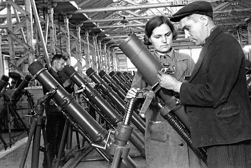 Приемка готовых 120-мм полковых минометов ПМ-41 на заводе города Красноярска. Июнь 1942 г. 