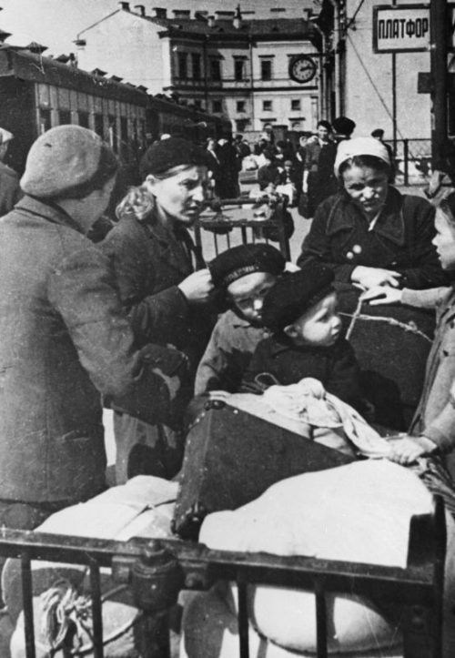 Подготовка эвакуации детей на Московском вокзале в Ленинграде. 1941 г.