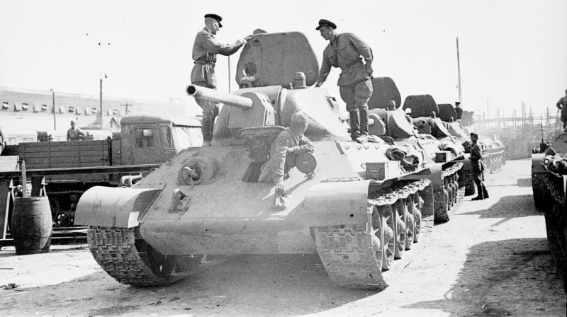 Танки Т-34-76 на сдаточной площадке Сталинградского тракторного завода. Июль 1942 г. 