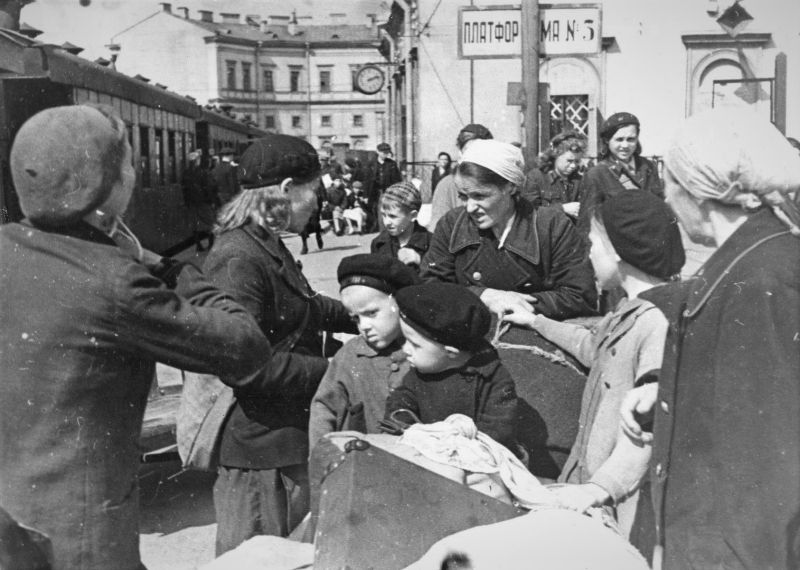 Подготовка эвакуации детей на Московском вокзале в Ленинграде. 1941 г. 