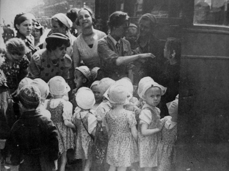 Дети у автобуса на улице Ленинграда перед отъездом в эвакуацию. 1941 г. 