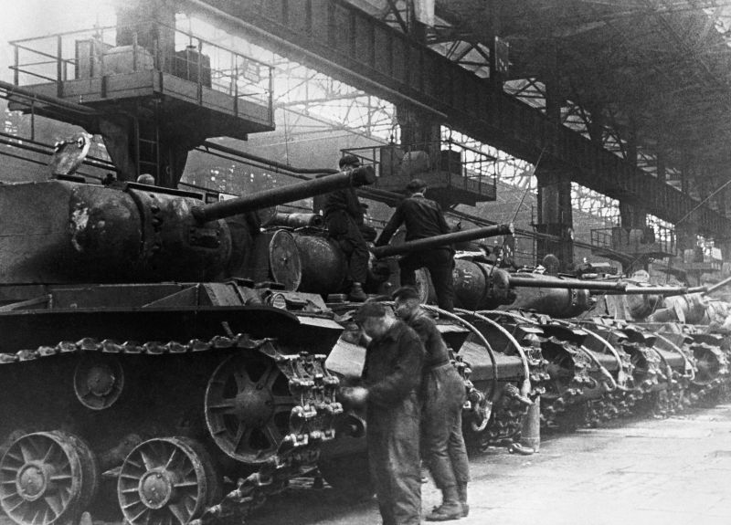 Производство танков КВ-1С на Челябинском Кировском заводе. Сентябрь 1942 г. 