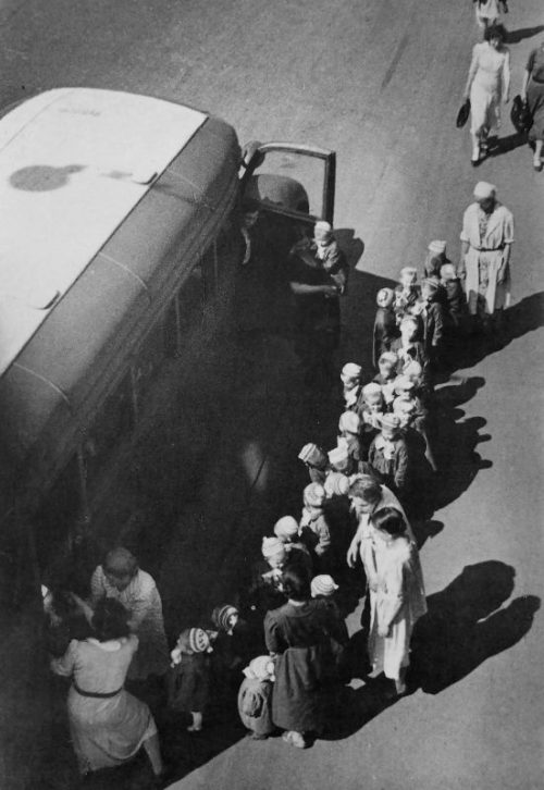 Дети у автобуса на улице Ленинграда перед отъездом в эвакуацию. 1941 г.
