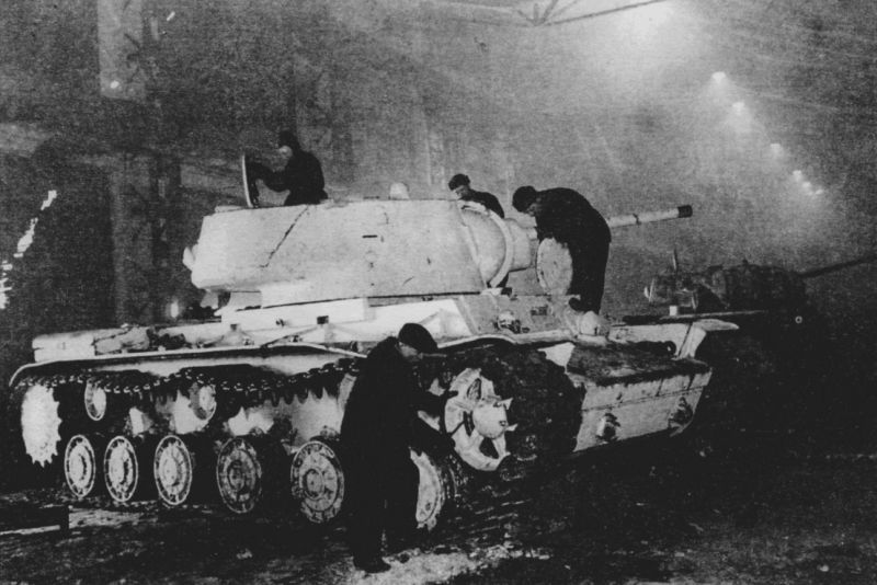 Ремонт танков КВ-1 в цехах завода «Серп и молот». Москва, сентябрь 1942 г.