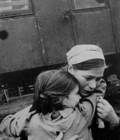 Мать прощается с дочерью перед эвакуацией детей из Ленинграда. 1941 г.