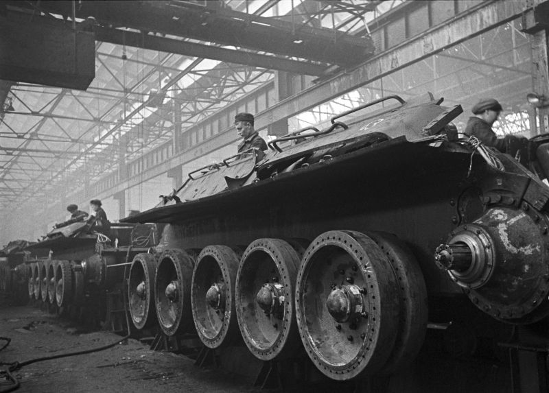 Конвейерная сборка танков Т-34 на Уральском танковом заводе в Нижнем Тагиле. Октябрь 1942 г. 