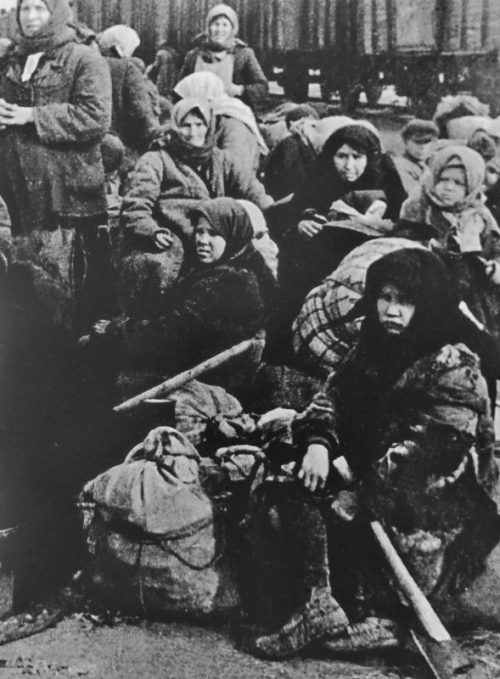 Женщины и дети ждут отправки в эвакуацию. 1941 г.