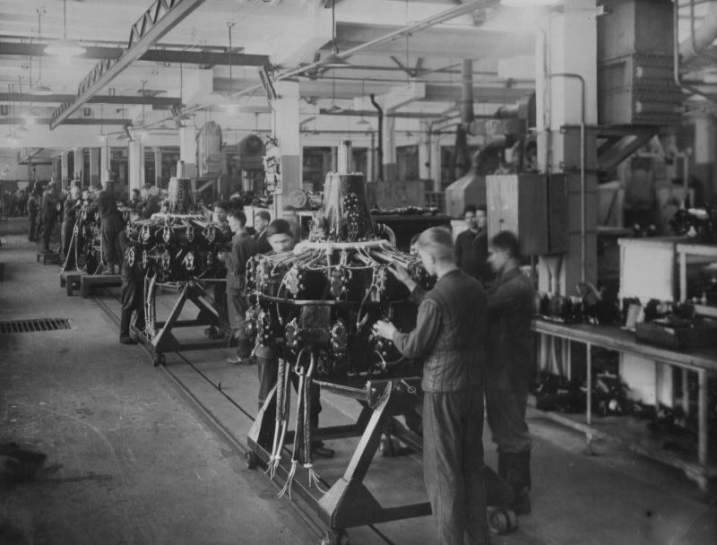 Линия сборки авиадвигателей М-82 на Пермском моторном заводе. Октябрь 1942 г. 