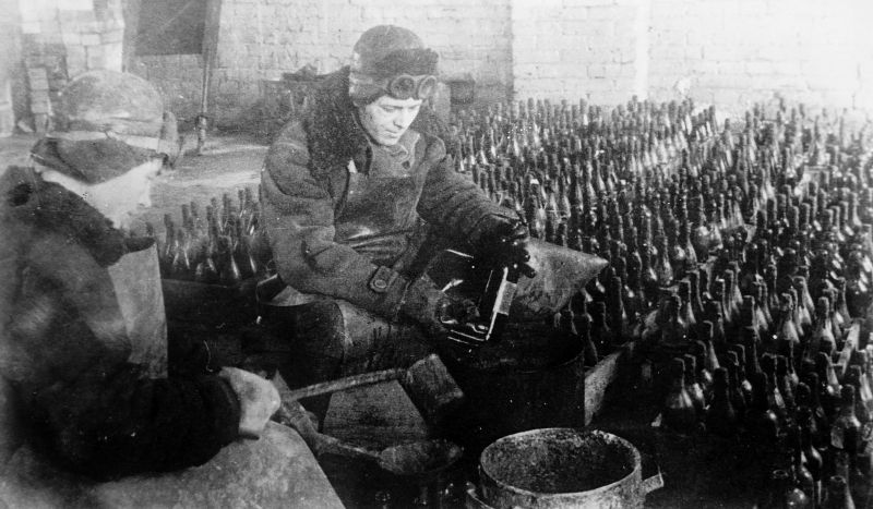 Наполнение бутылок зажигательной смесью на заводе №61 в Сталинграде. Ноябрь 1942 г.