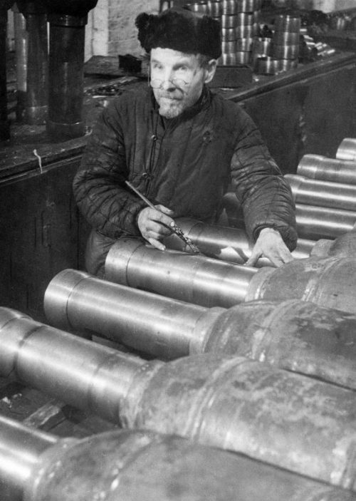 Ветеран завода «Большевик» на производстве реактивных снарядов М-28. Декабрь 1942 г.