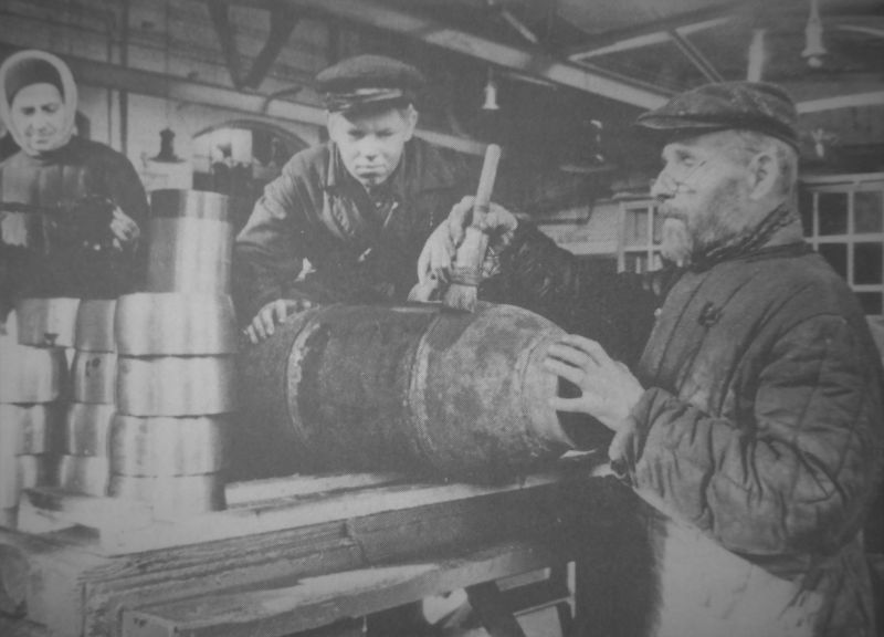 Ветеран завода «Большевик» на производстве реактивных снарядов М-28. Декабрь 1942 г.