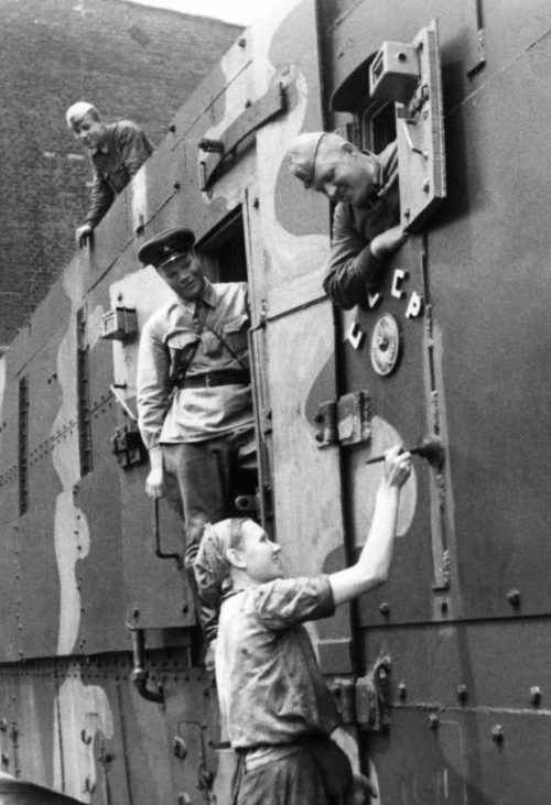 Окраска бронепоезда на одном из оборонных заводов. 1942 г.