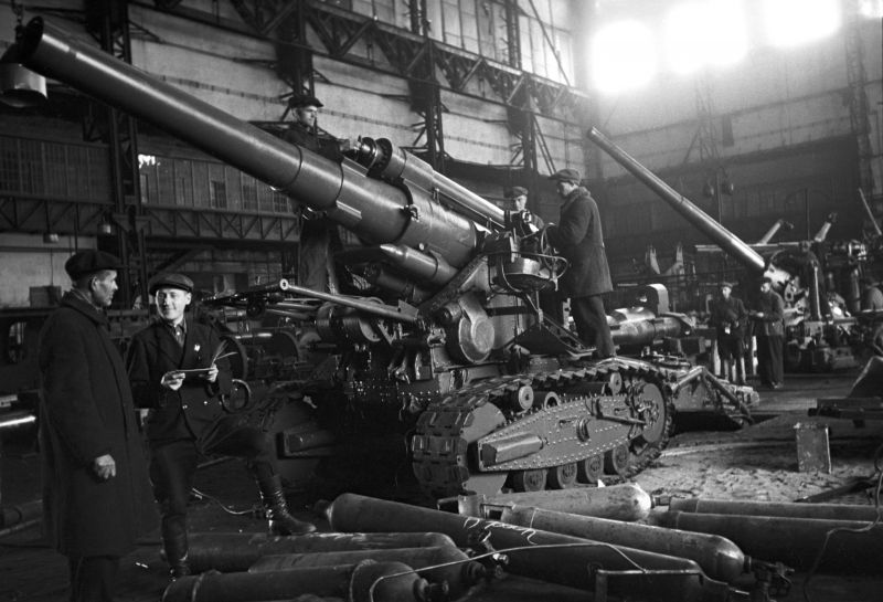 Ремонт орудий на заводе «Большевик». 1942 г. 