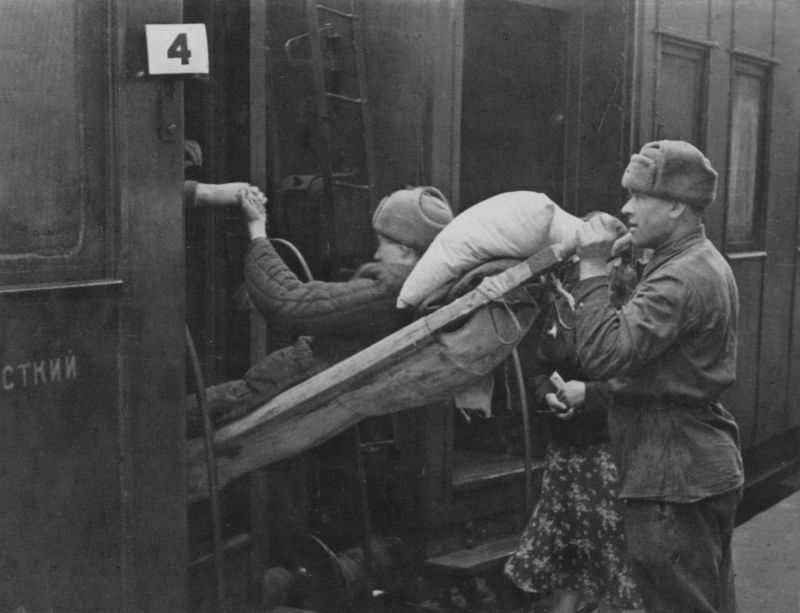 Погрузка раненого в вагон санитарного поезда в Москве. Май 1942 г. 