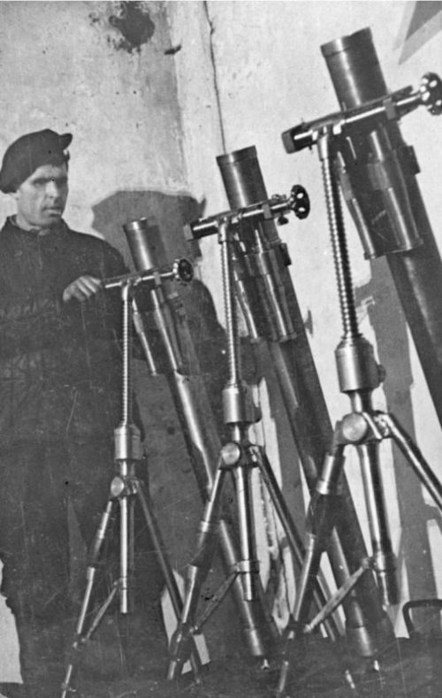 50-мм ротные минометы, изготовленные на мурманском заводе «Севморпуть». 1942 г.