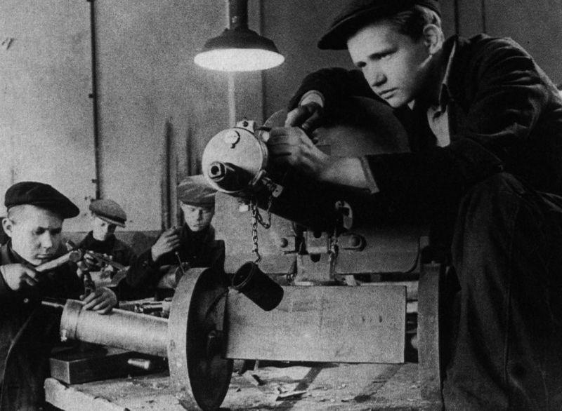 Школьники за изготовлением пулеметов «Максим» на Ленинградском заводе полиграфических машин 1942 г. 
