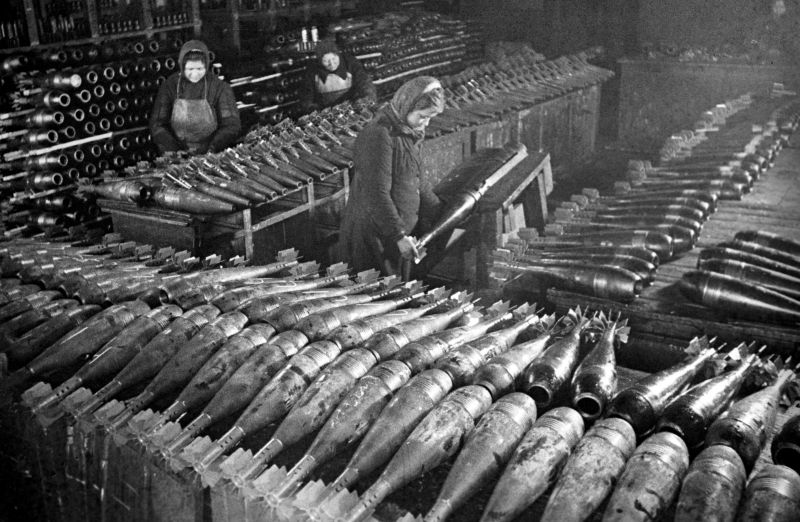 Женщины на производстве 120-мм минометных мин. 1942 г. 