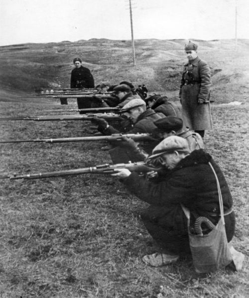 Проведение занятий в отрядах самообороны в Куйбышеве. Октябрь 1942 г.