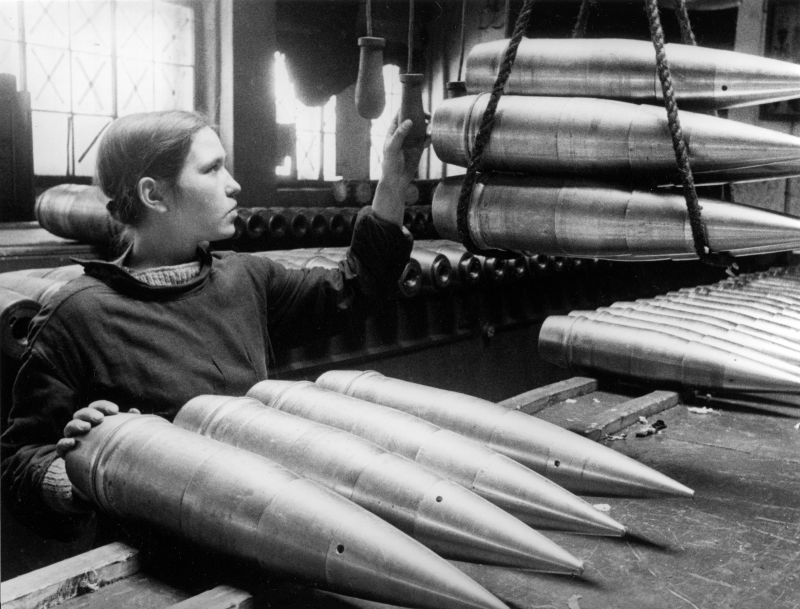 Работница Ленинградского оборонного завода на производстве снарядов. 1942 г. 