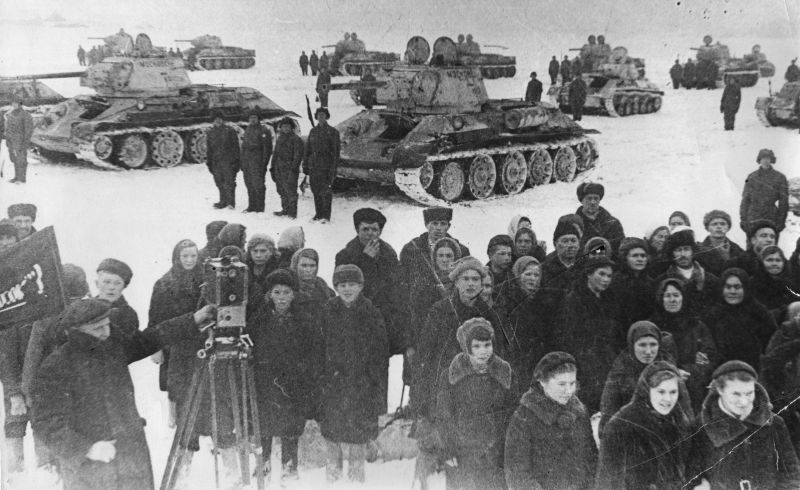 Митинг, посвященный передаче танковой колонны «Московский Колхозник» в войска. Декабрь 1942 г.