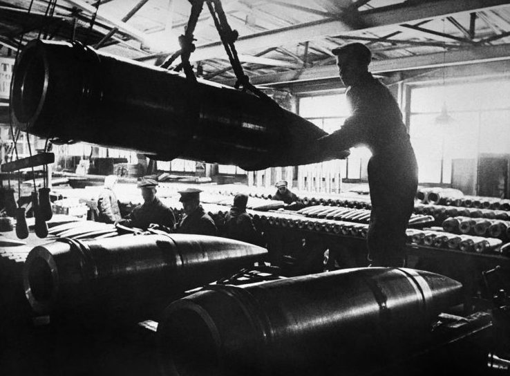 Производство морских 406-мм снарядов для орудий Б-37. 1942 г. 