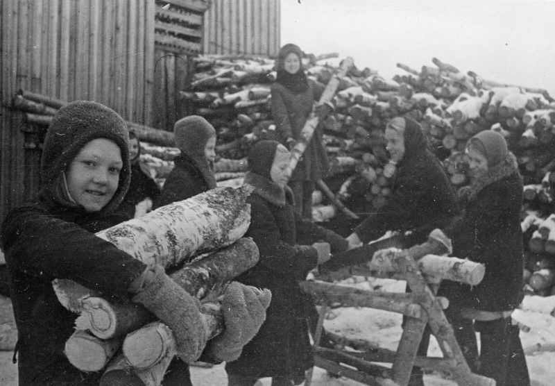 Тимуровcкие команды Кунцевской школы №5 за заготовкой дров для школы. Декабрь 1942 г.