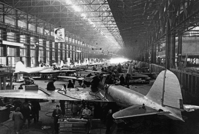 Производство штурмовиков Ил-2 в цехах авиационного завода в Куйбышеве. 1942 г. 