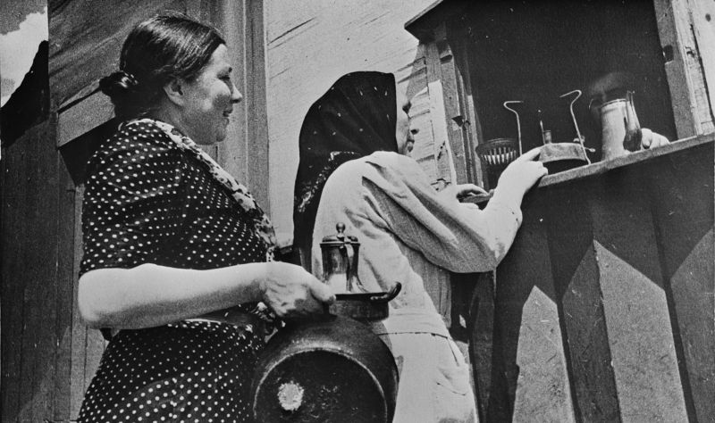 Женщины сдают металлические предметы для нужд фронта на пункте приема. 1942 г. 
