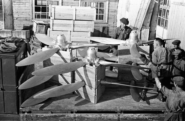 Приемка воздушных винтов на заводе «Пневмостроймашина», эвакуированном в Свердловск. 1942 г. 