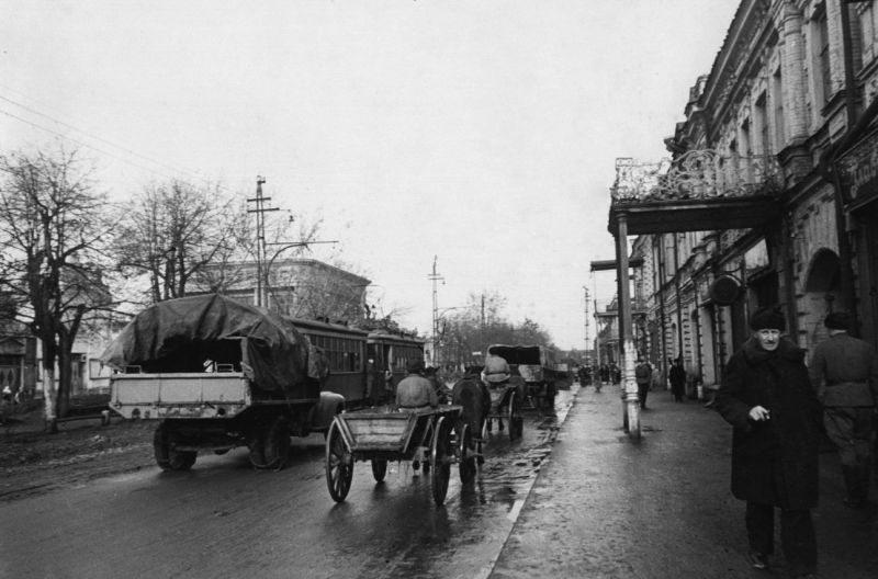 На улице прифронтового Орджоникидзе. 1942 г. 