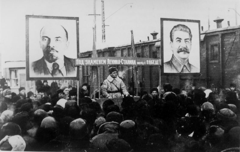 Митинг на вокзале при передаче армии санитарного поезда, построенного на пожертвования московских рабочих. 1942 г. 