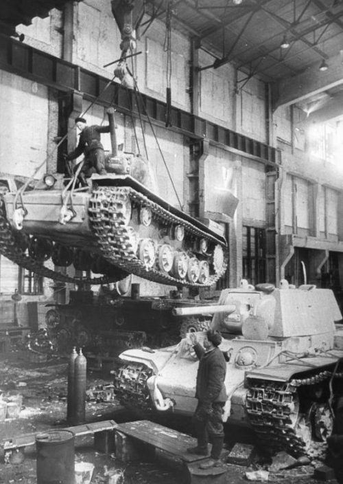 Ремонт танков КВ-1 в цеху МХ-18 эвакуированного Кировского завода в Ленинграде. 1942 г.