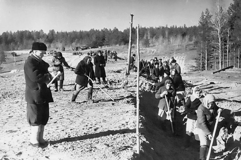 Мирные жители на земляных работах в ходе строительства «Волжской рокады».1942 г.