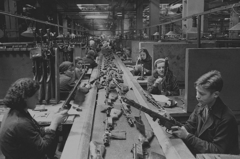 Конвейер сборки автоматов ППШ-41 на заводе имени Сталина в Москве. 1942 г. 