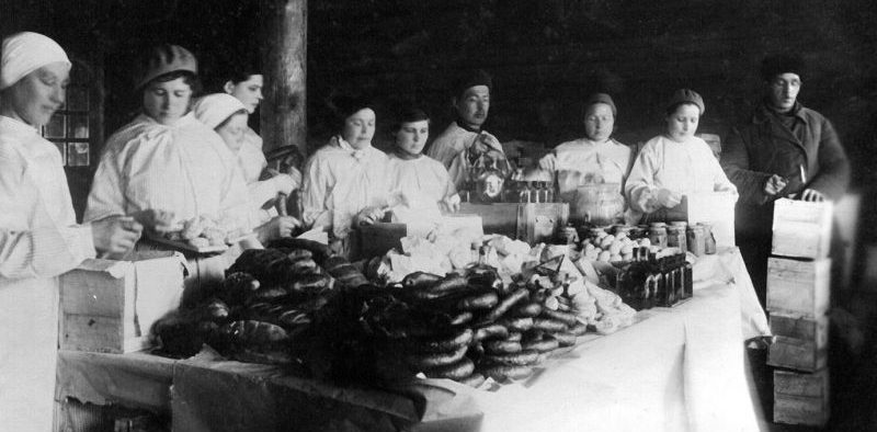 Подготовка подарков бойцам от трудящихся Удмуртской АССР. 1942 г. 