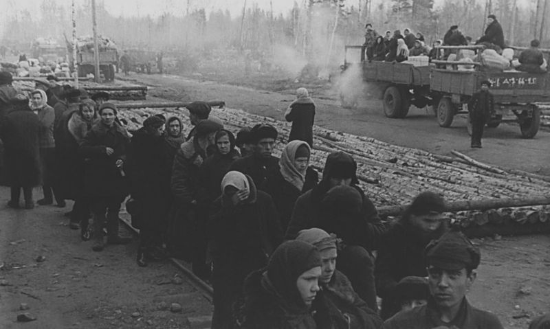 Жители блокадного Ленинграда в очереди за получением пищи на станции Борисова Грива. 1942 г. 