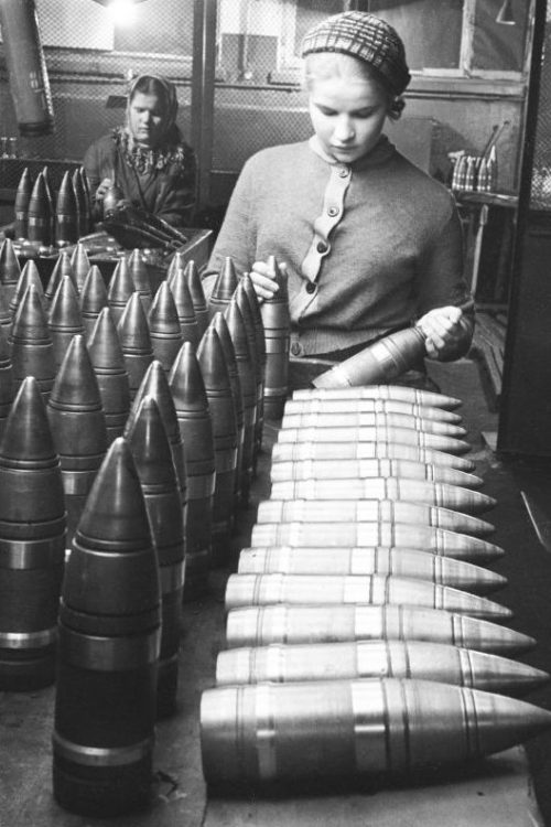 Производство76-мм снарядов в Москве. 1942 г.