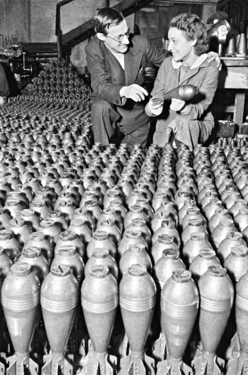 Выпуск минометных 82-мм мин на филиале Ленинградского завода АТИ в городе Асбесте. 1942 г.