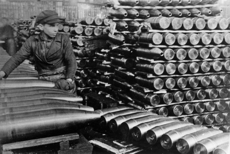 Выпуск артснарядов на Высокогорном механическом заводе в Нижнем Тагиле. 1942 г. 