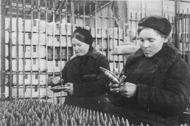 Работницы советского оборонного завода за калибровкой снарядов. 1942 г. 