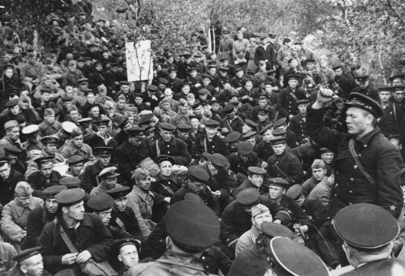 Митинг в Ваенге в честь отряда моряков, отбывающих на Сталинградский фронт. 1942 г. 