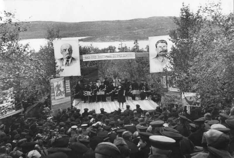 Концерт для отряда моряков, отбывающих на Сталинградский фронт в парке Ваенги. 1942 г. 