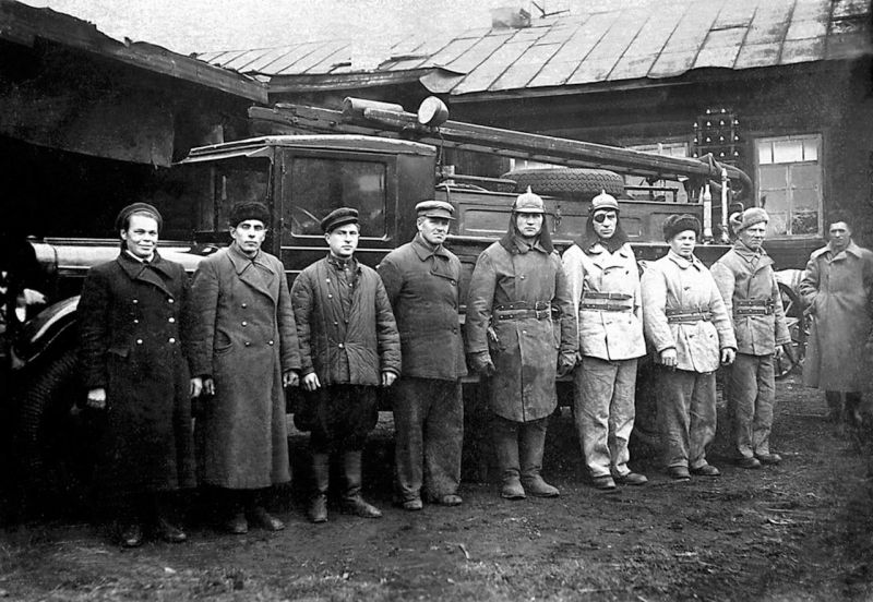 Рабочие завода «Магнезит» на занятиях в лагере Всевобуча. 1942 г. 