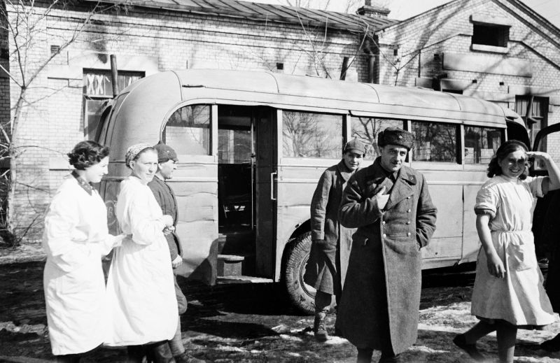 Автобус и медицинский персонал у тылового госпиталя. 1942 г. 