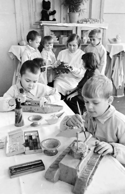 Дети готовят подарки для раненых Московского госпиталя.1942 г.